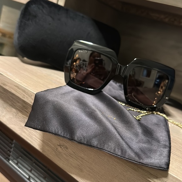 Like New Gucci Sunglasses GG1022S - Picture 8 of 9